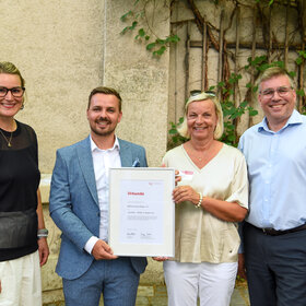 Gruppenbild mit OB Eva Weber un d Wirtschaftsreferent Dr. Hübschle.