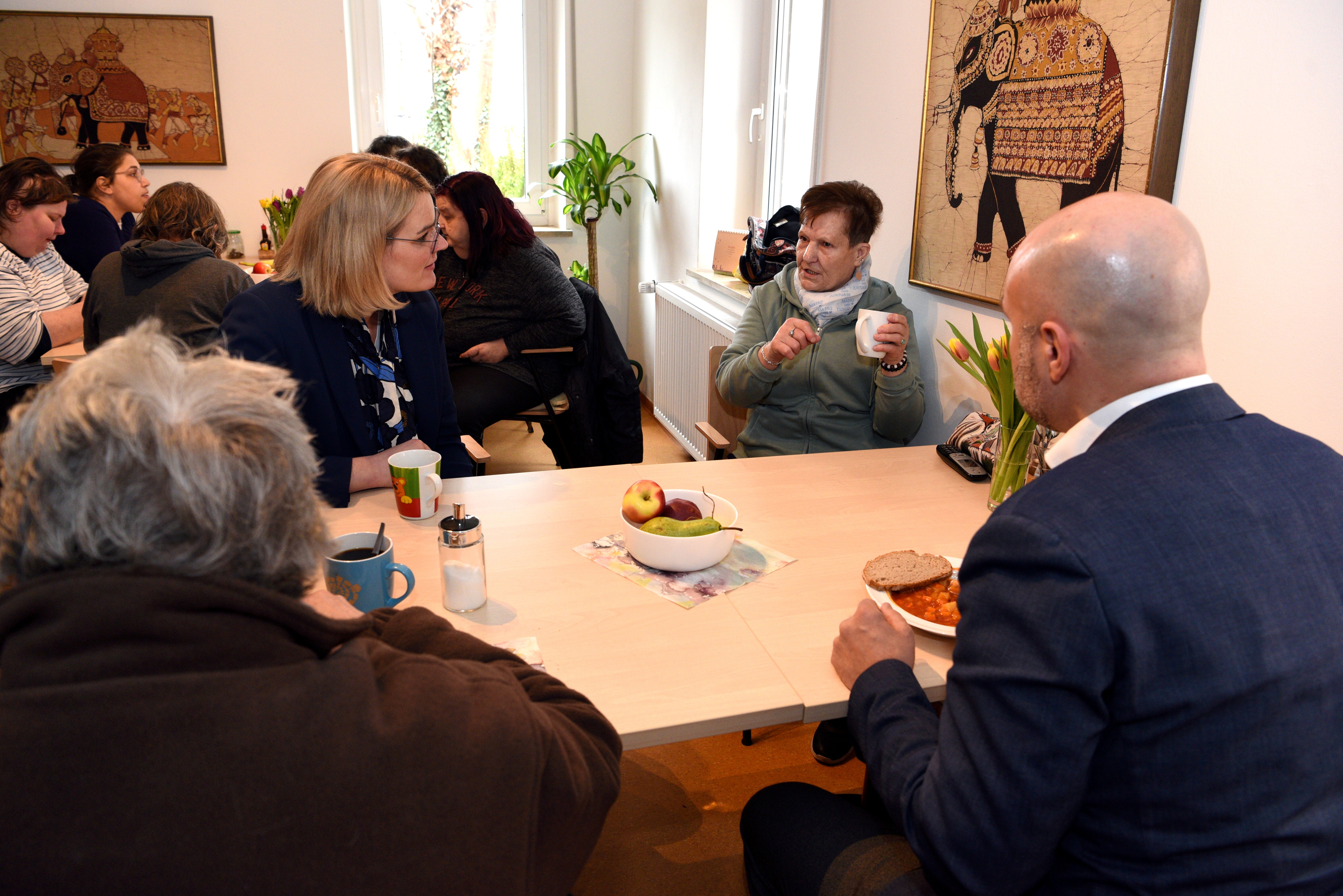 Mehrere Menschen sitzen beim Mittagessen