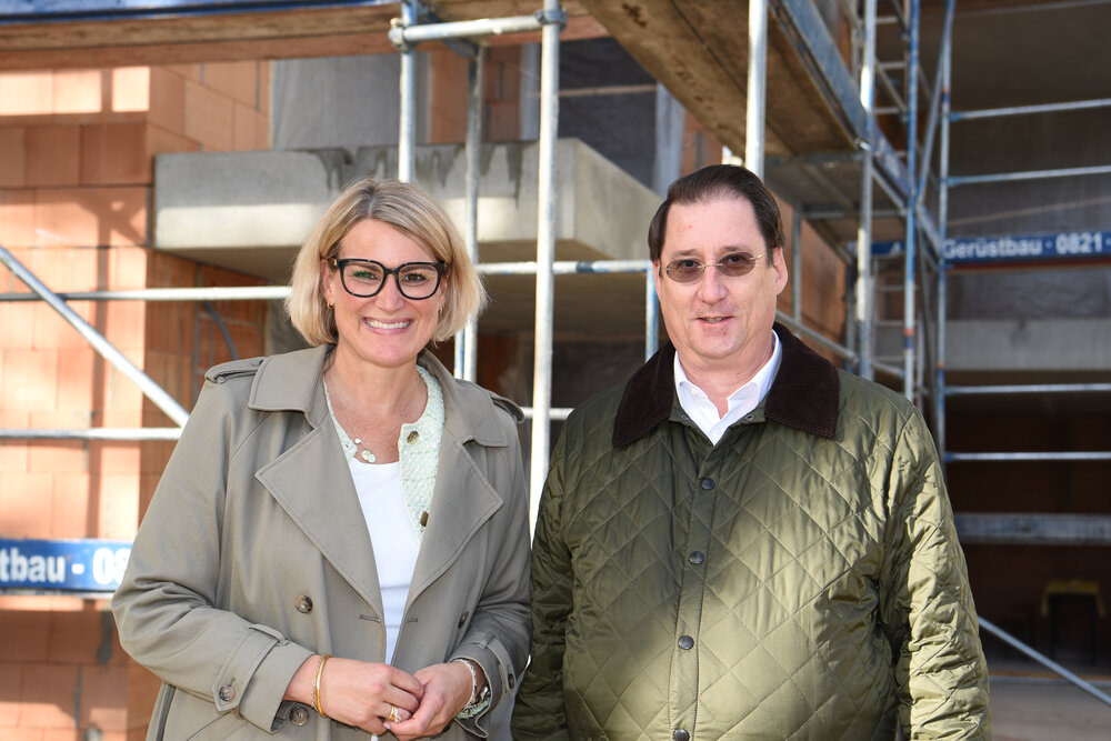 OB Eva Weber und Finanzreferent Roland Barth lächeln in die Kamera