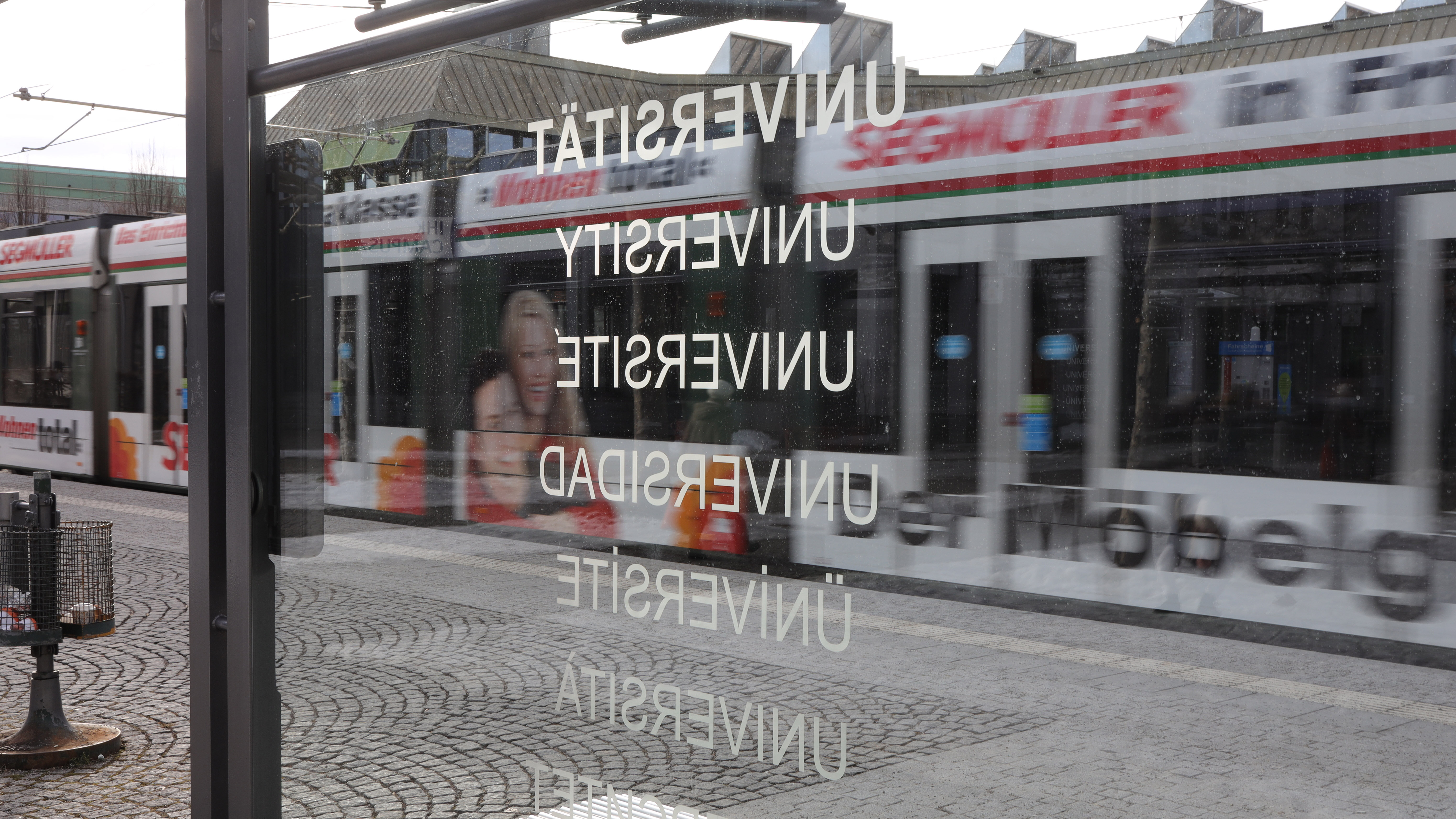 Das Foto zeigt die Straßenbahnhaltestelle an der Universität