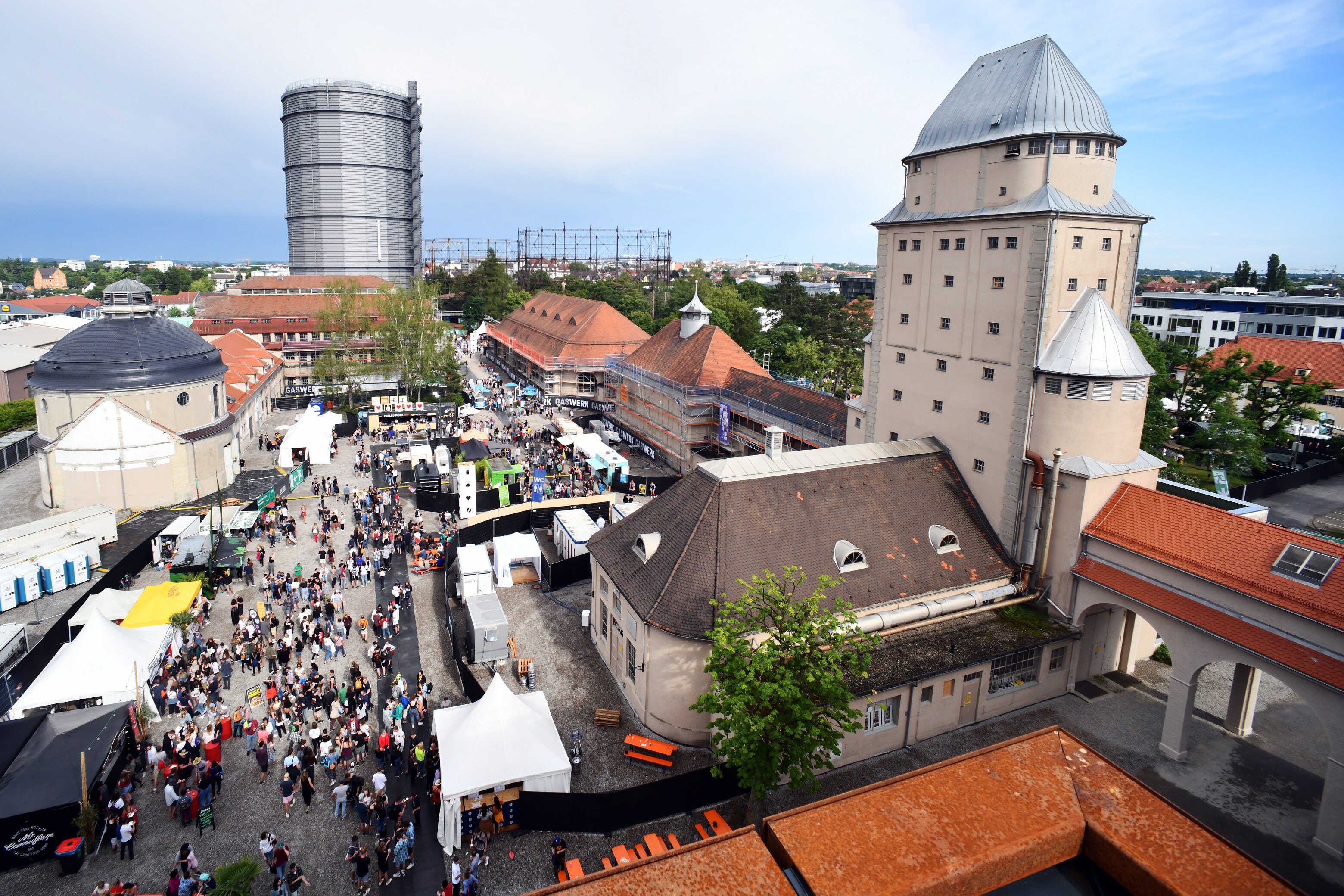 Das Gaswerk-Areal an enem sonnigen Tag mit Festivalbesuchern