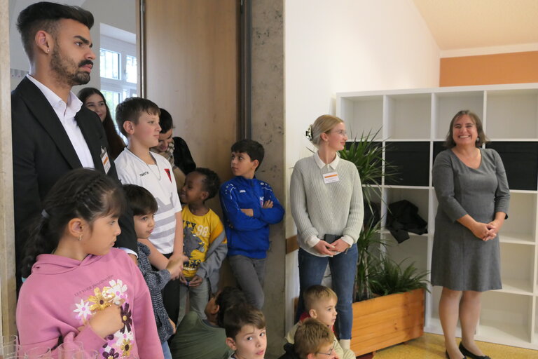 Bürgermeisterin Martina Wild mit Kita-Team und Kindern