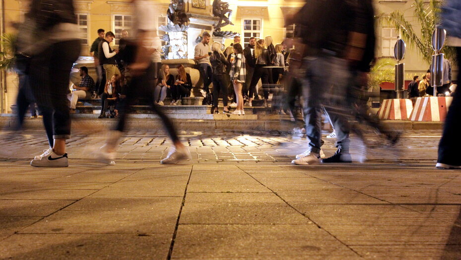 Junge Leute abends am Herkulesbrunnen