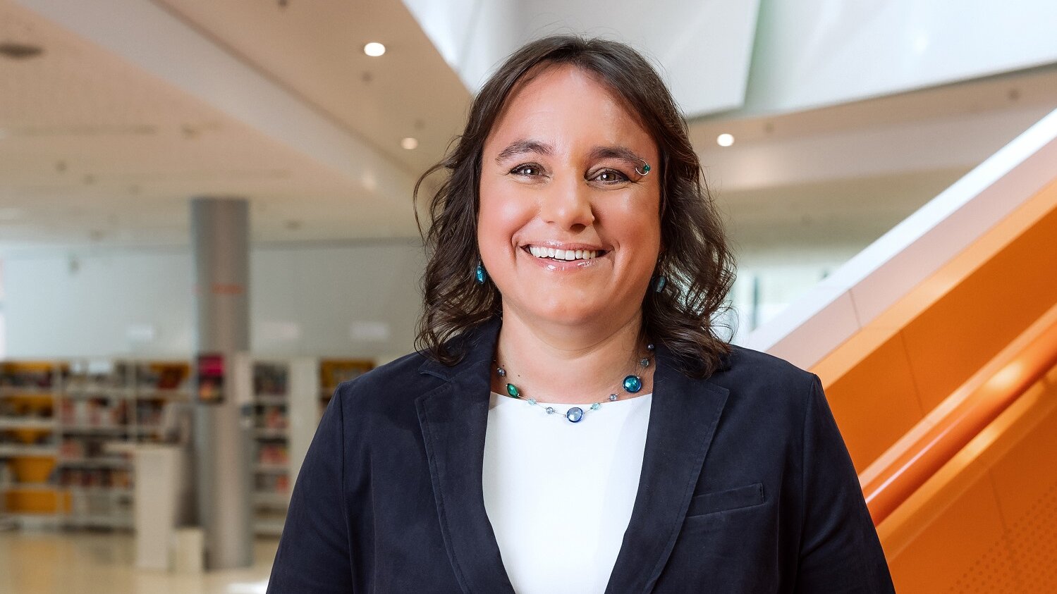 Bürgermeisterin Martina Wild steht in der Stadtbücherei