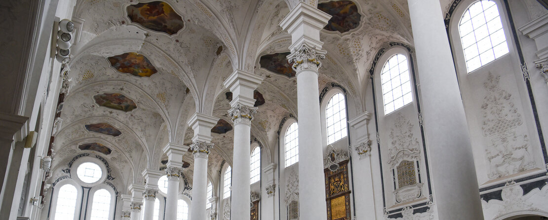Blick in den Innenraum einer Kirche mit Rundbögen