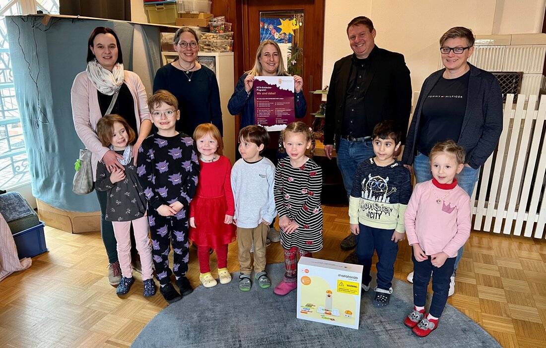 v.l.n.r. Christine Empl (Elternbeirat), Christina Stockhammer (Kita-Leitung), Bettina Hefelein (stellv. Kita-Leitung), Michael Smischek (LEW) und Tanja Gäthlich-Kattler (Pädagogische Leitung, Kita Stadt Augsburg)