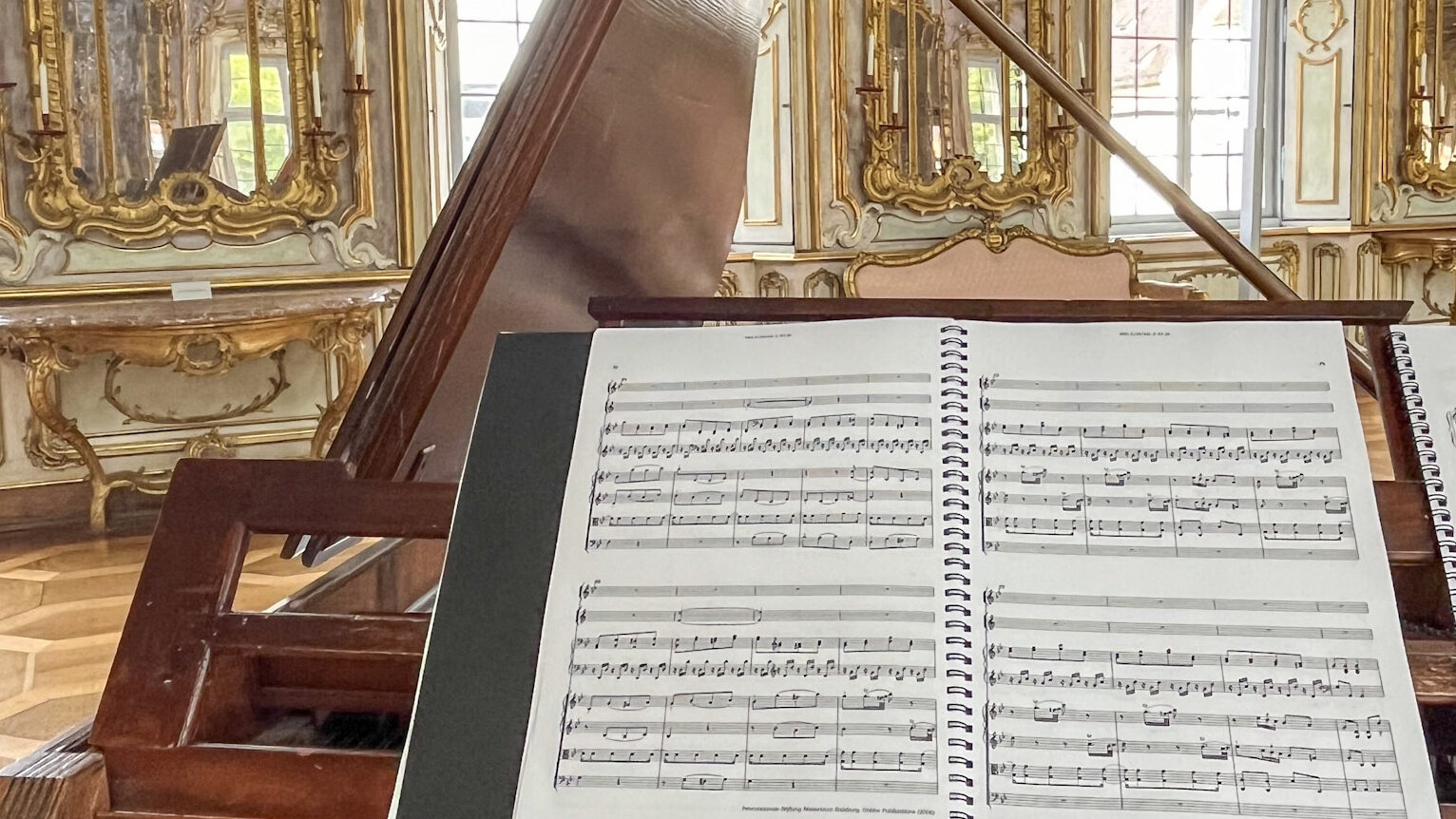 Ein klavier steht in einem festlichen Saal