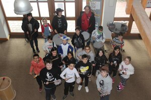 Trommeln im Fasching: Städtische Hortkinder vom Drei-Auen-Bildungshaus gestalten musikalisch-buntes Faschingstreiben in Aystetten