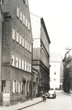 Die Räumlichkeiten der Volksschule Bei den Barfüßern befanden sich an der Kreuzung von Mittlerem Graben und Pilgerhausgasse. Die Schule wurde im Februar 1944 vollständig zerstört.  Stadtarchiv Augsburg, Fotosammlung FA C 3313 / FA C 3317