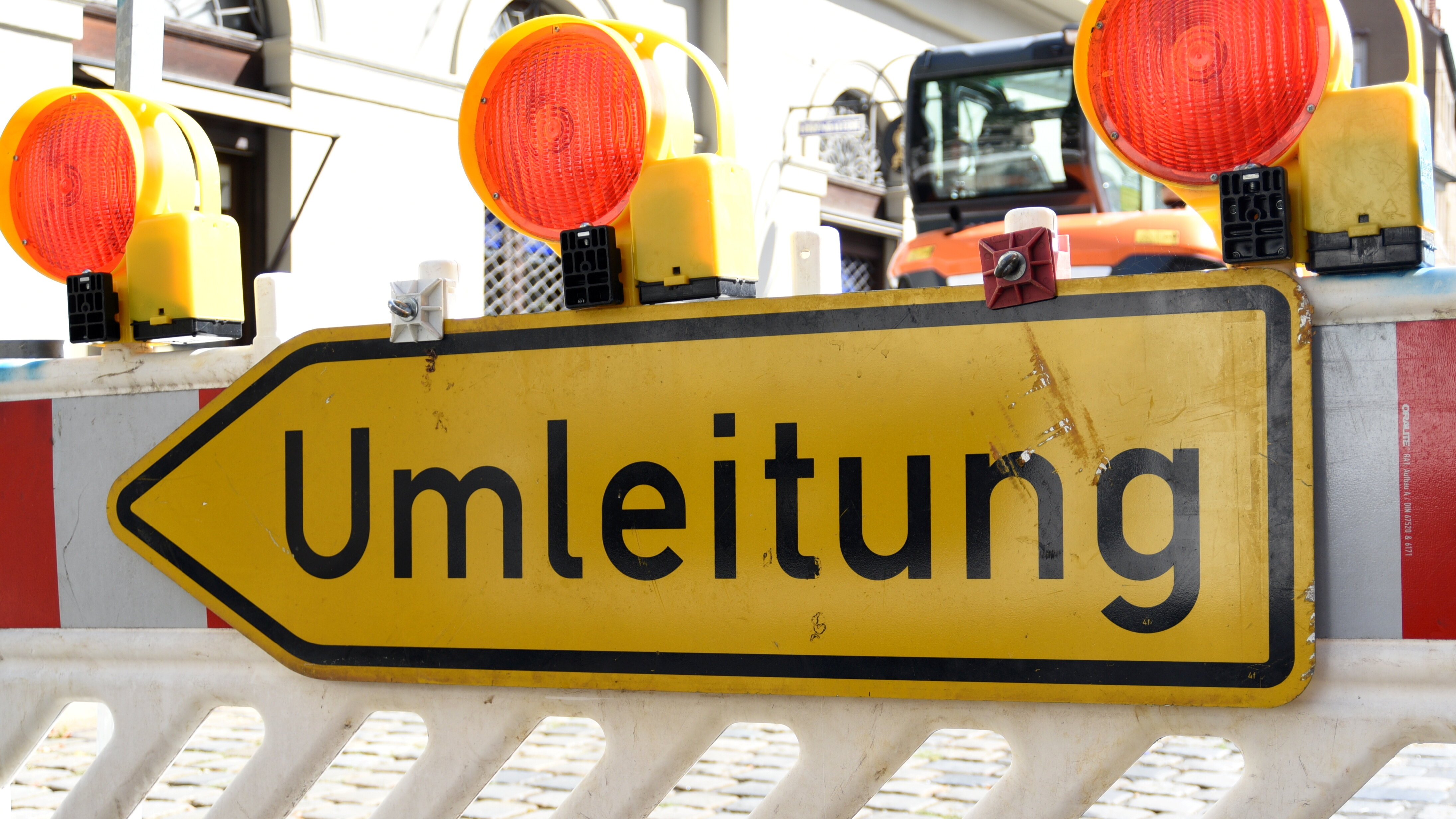 Schild mit der Aufschrift Umleitung an einer Baustellenabsperrung. 