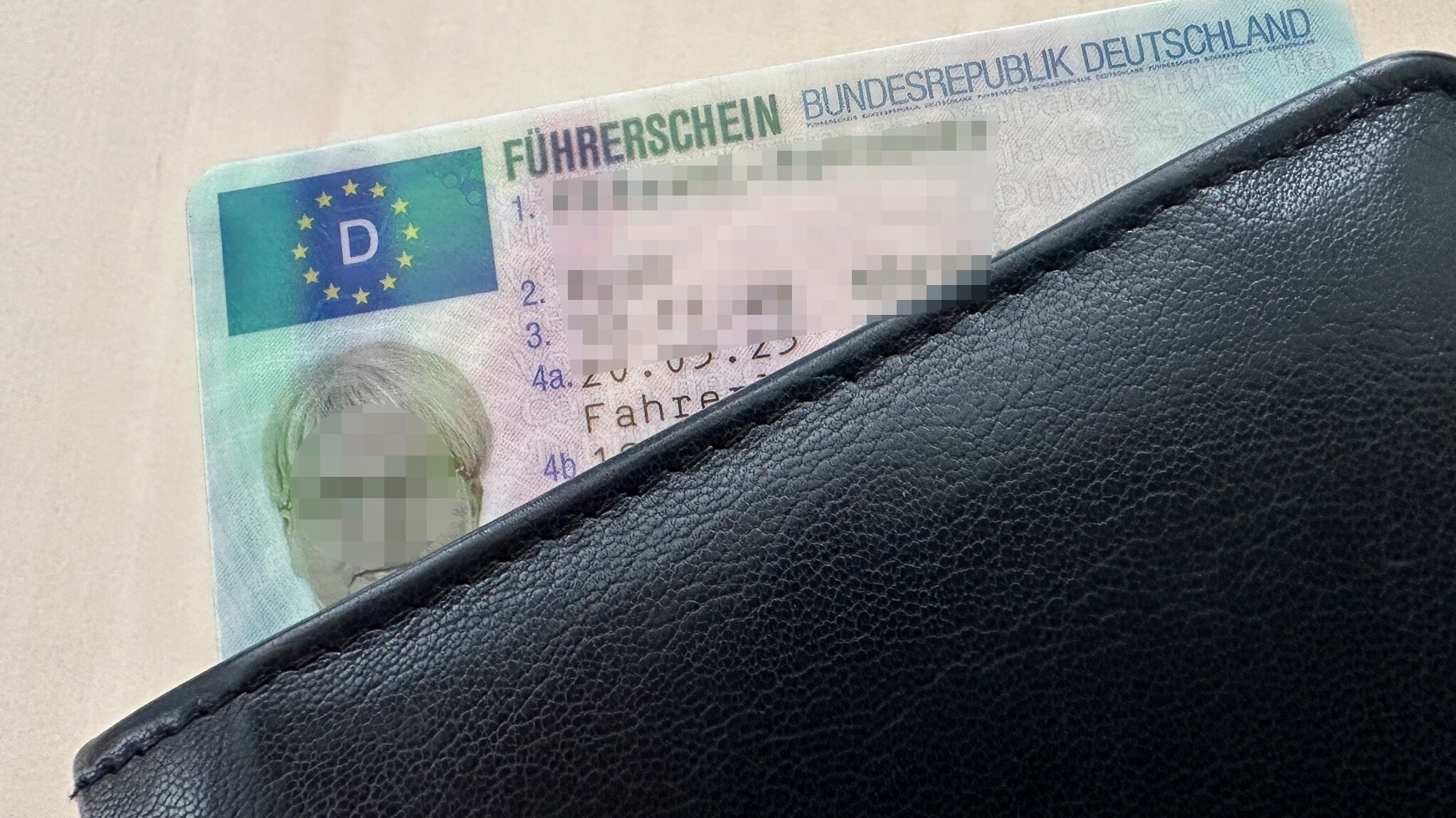 Das Foto zeigt einen Führerschein, der aus einer Geldbörse herausragt
