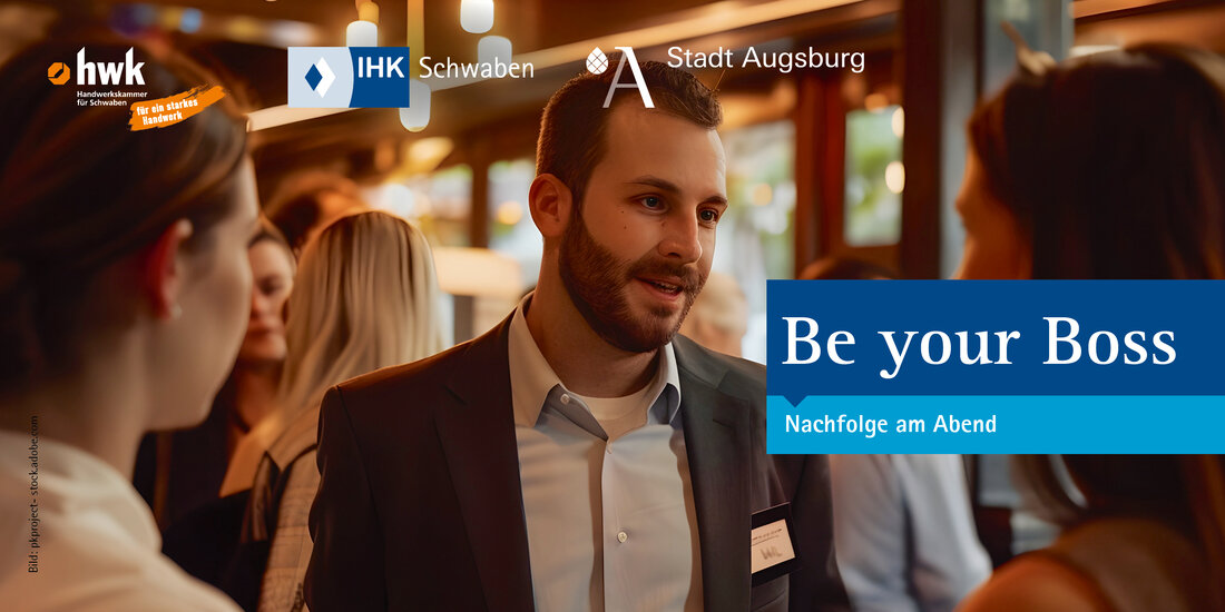 Menschen stehen zusammen und unterhalten sich. Ein Mann im Anzug steht im Foukus. Auf dem Foto sind die Logos der Hwk Schwaben, IHKA Schwaben und Stadt Augsburg zu sehen