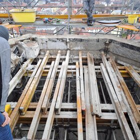 Blick den eingerüsteten Turm hoch