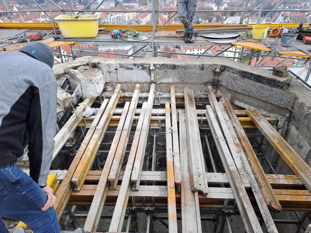 Blick den eingerüsteten Turm hoch