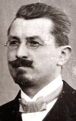 Volksschullehrer Albrecht Häres (1874-1935) unterrichtete Brecht in den ersten beiden Jahrgangsstufen. Stadtarchiv Augsburg, Einwohneramt 342 (Sichtvermerke für Reisepässe im Juli 1921)