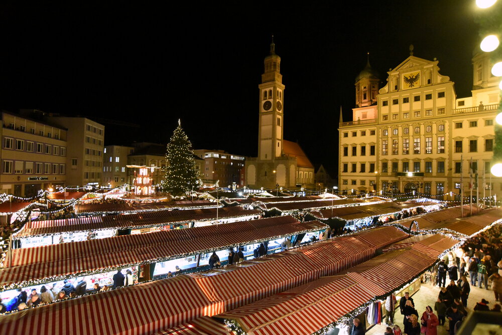 Augsburger Christkindlesmarkt, jetzt hell erleuchtet, von oben gesehen