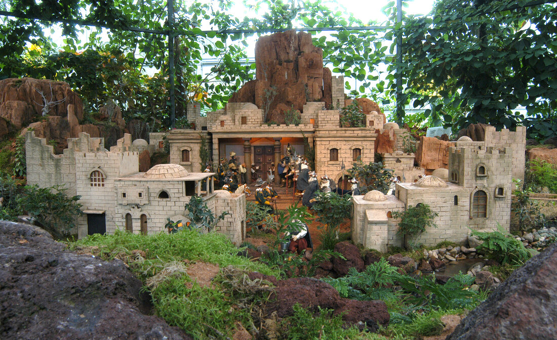 Die orientalische Rundkrippe mit schönen figuren zwischen Moos und Bergen