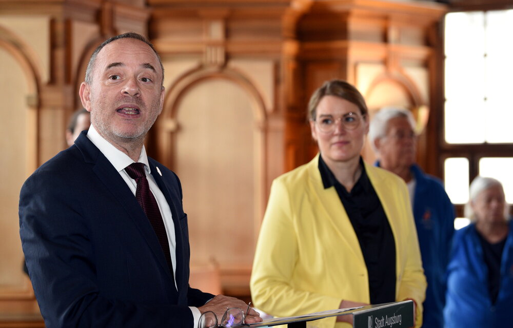 Mehrere Personen im Rathaus