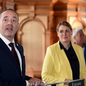 Mehrere Personen im Rathaus