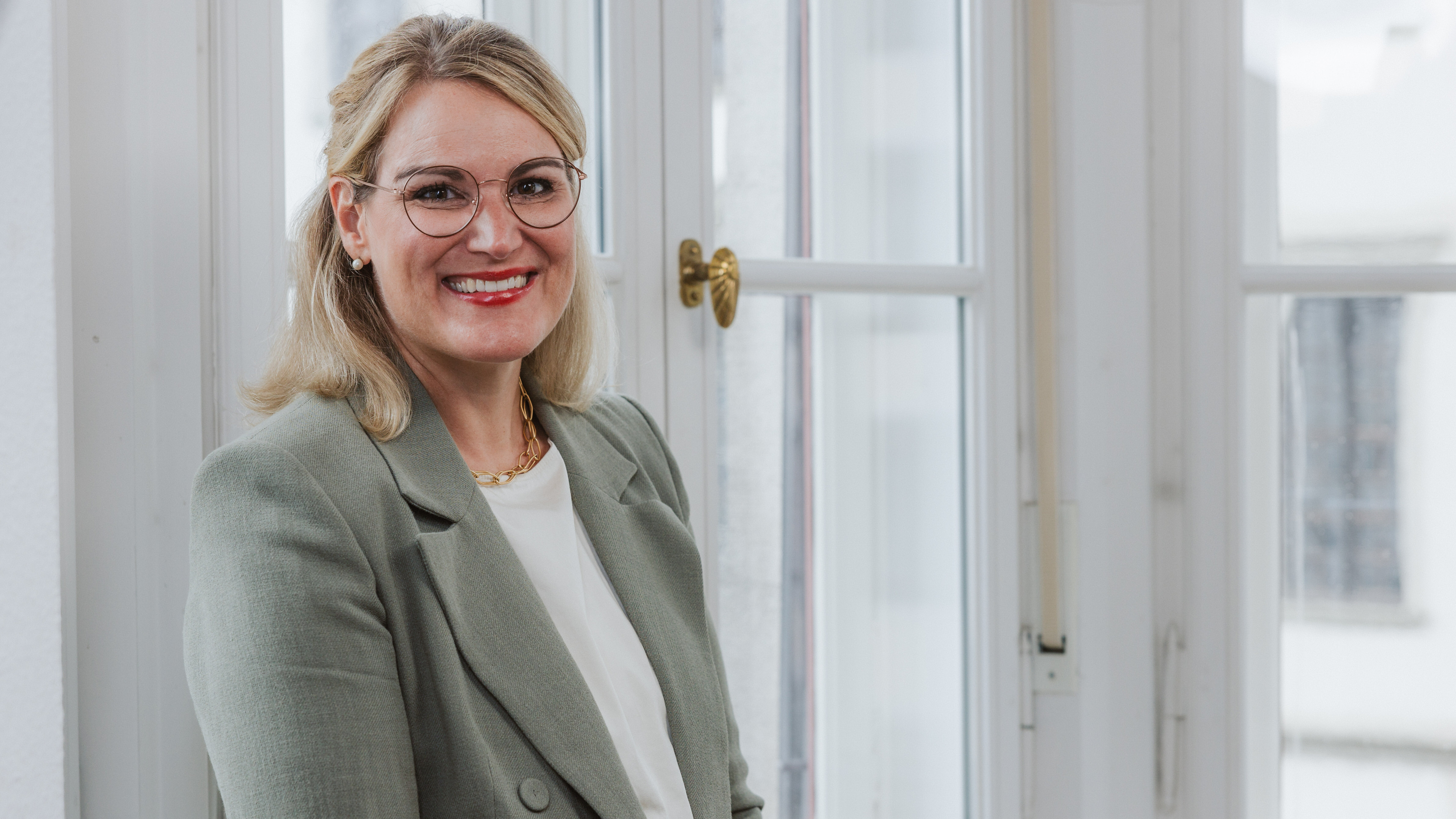 Das Foto zeigt Oberbürermeisterin Eva Weber im Rathaus.