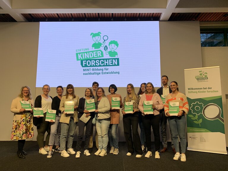 Bayerische Netzwerkkoordinator:innen freuen sich über die neue Plakette