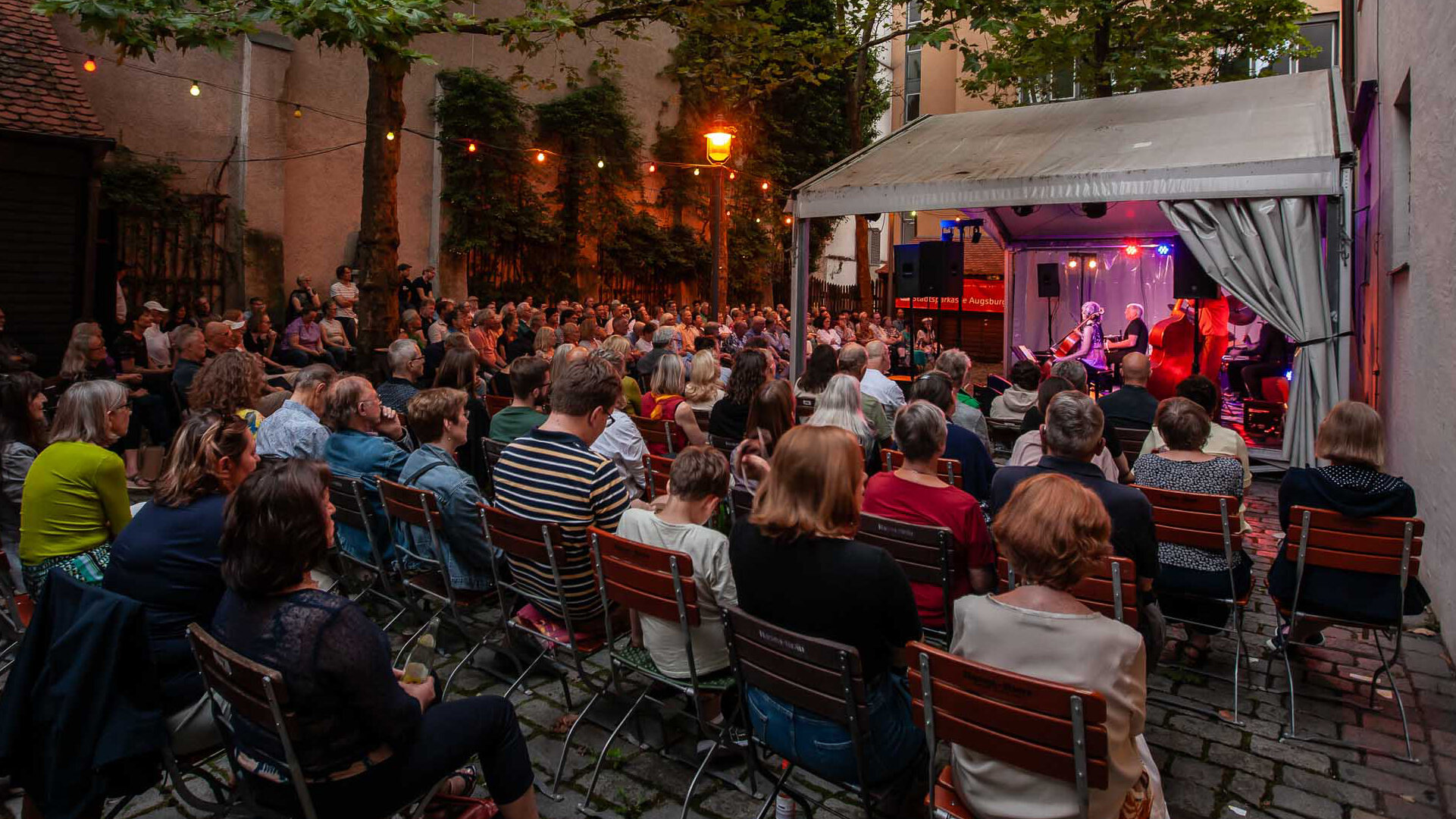 Abendveranstaltung im Brunnenhof vor asuverkauftem Haus 
