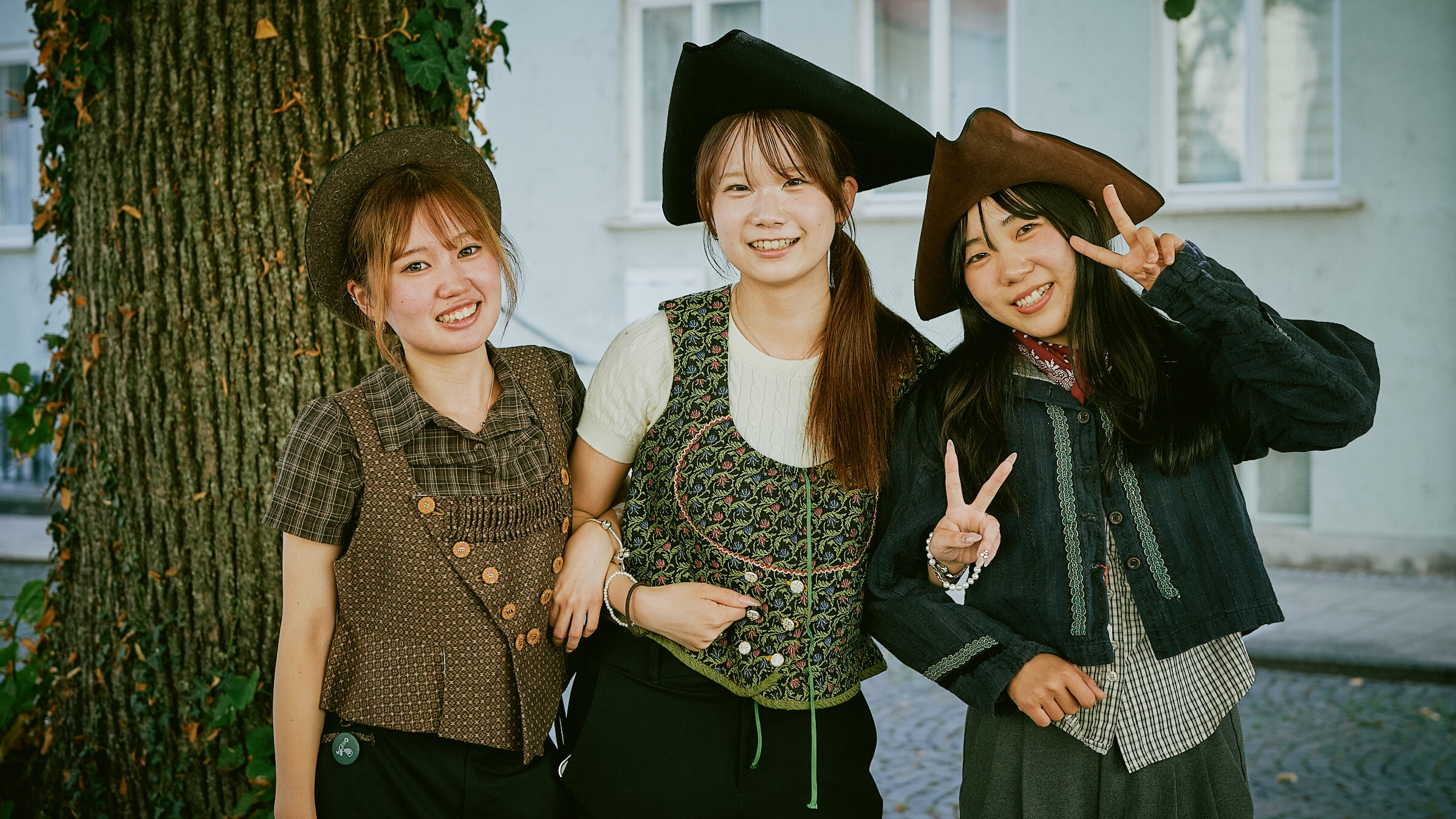 drei junge Frauen aus Japan in schwäbischen Dirndln