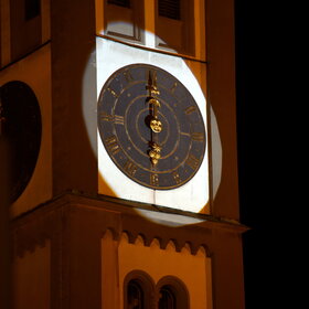 beleuchtet Turmuhr, die Zeiger stehen auf 6