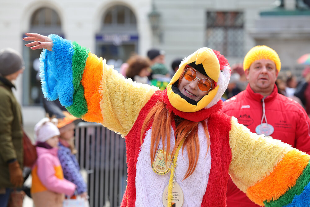 Zum vierten Mal fand am Rosenmontag 2026 in der Stadtmitte der Gaudiwurm statt. 