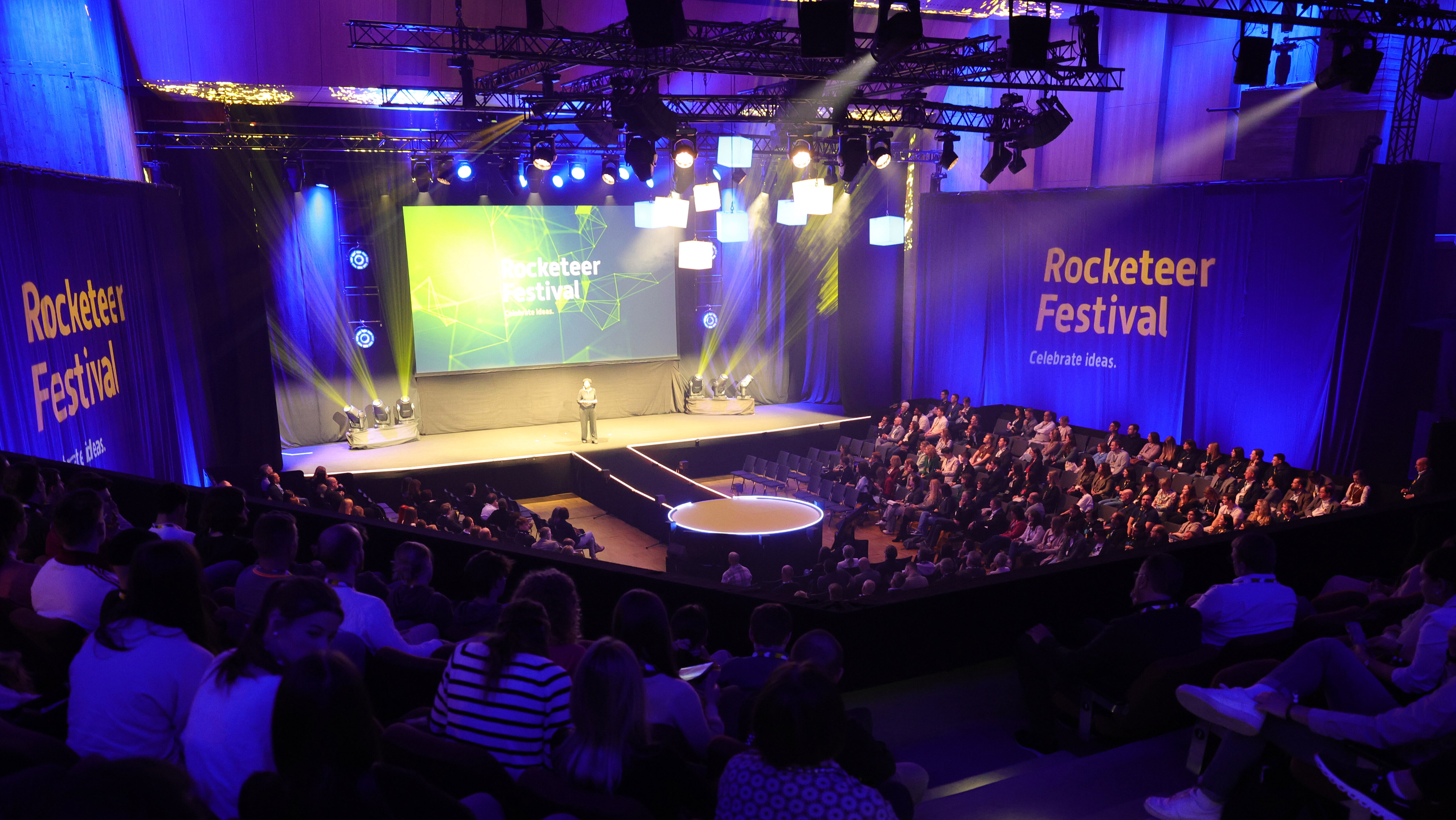 Ein Mann hält einen Vortrag auf einer Bühne