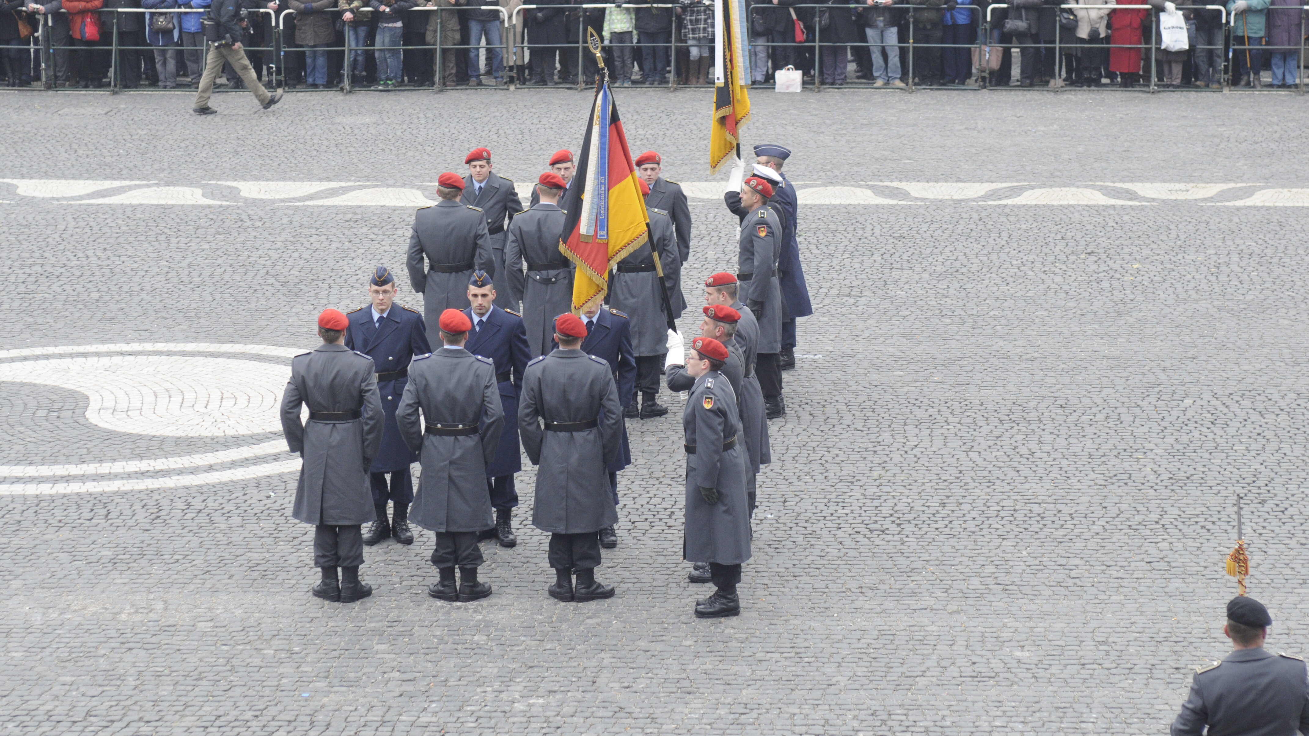eine Formation Soldaten in Uniform auf dem Rathausplatz