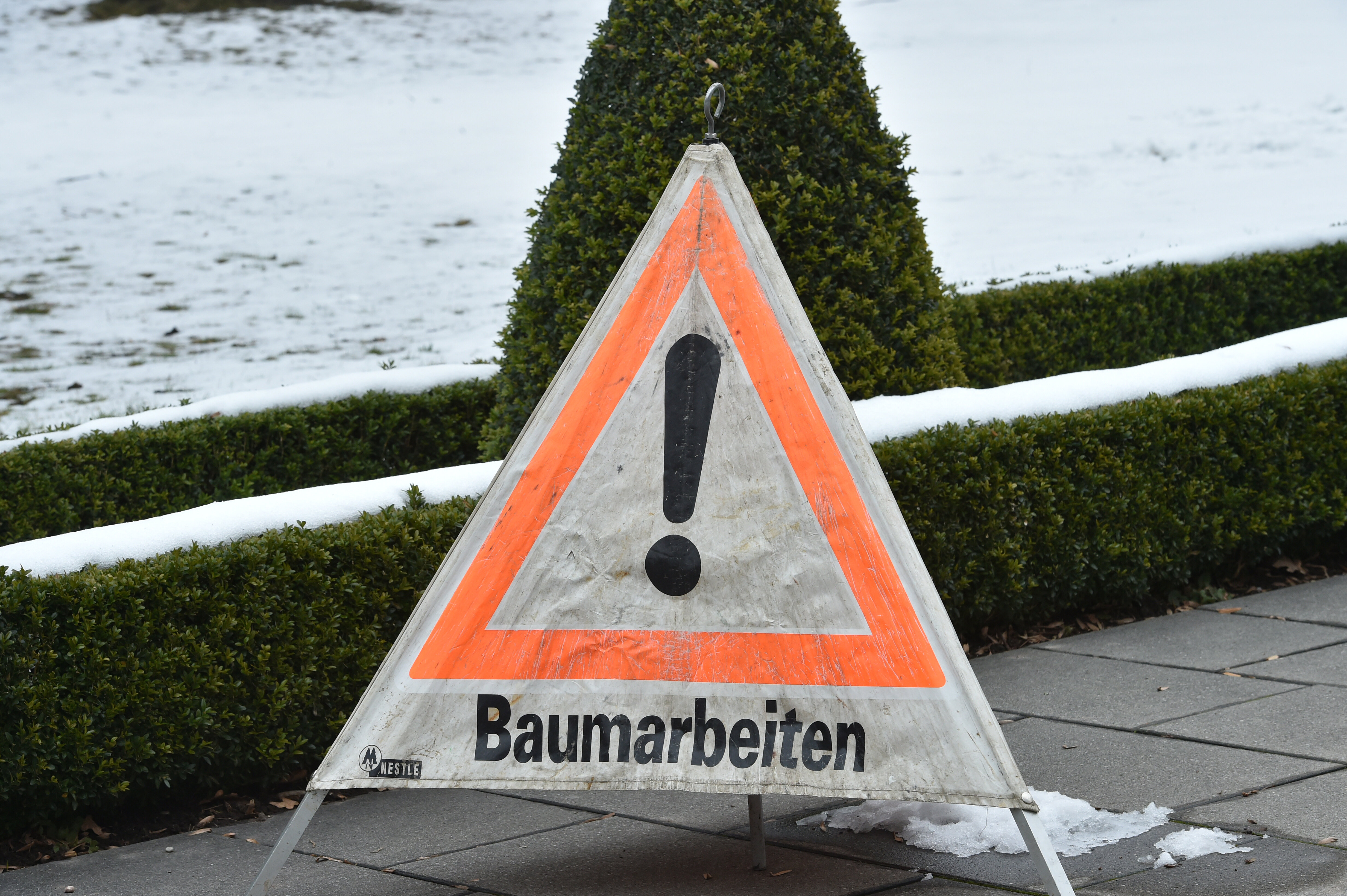 Warnschild mit der Aufschrift "Baumpflege"