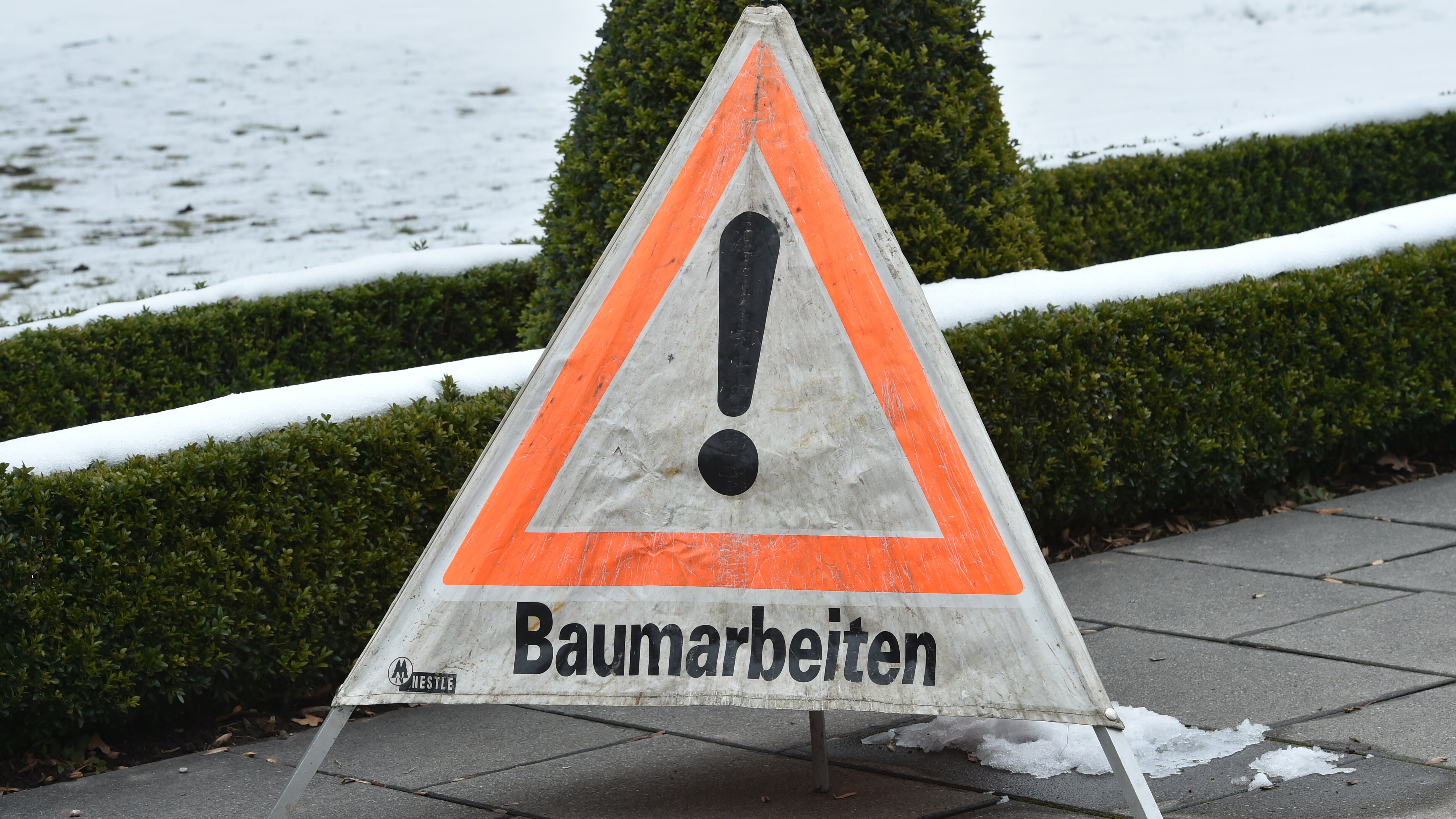 Warnschild mit der Aufschrift "Baumpflege"