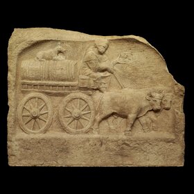 Relief eines Pfeilergrabmals mit Darstellung eines Ochsenkarrens