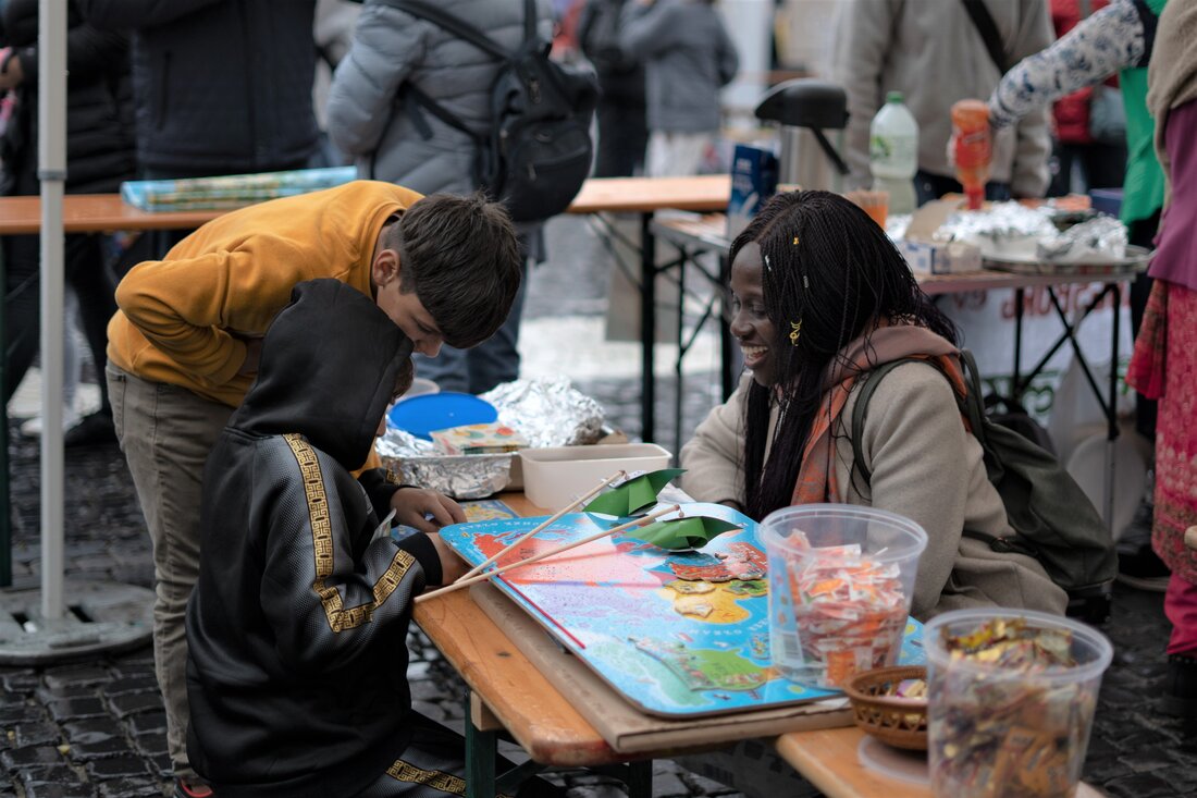 Kinder am einem Stand beim Herbstfest des Integrationsbeirats