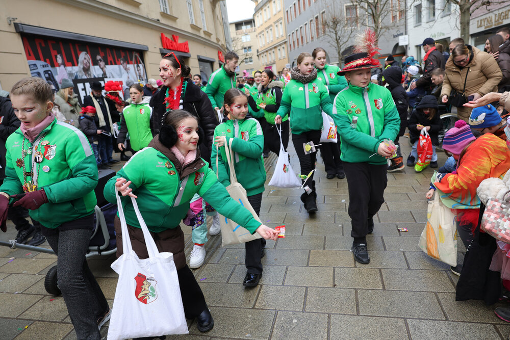 Zum vierten Mal fand am Rosenmontag 2026 in der Stadtmitte der Gaudiwurm statt.