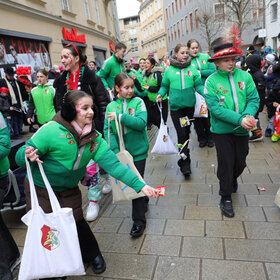 Zum vierten Mal fand am Rosenmontag 2026 in der Stadtmitte der Gaudiwurm statt.