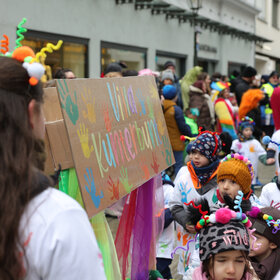 Zum vierten Mal fand am Rosenmontag 2026 in der Stadtmitte der Gaudiwurm statt. 
