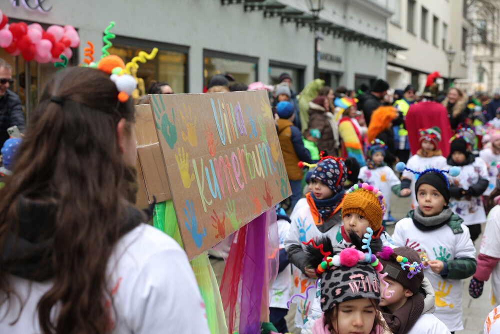 Zum vierten Mal fand am Rosenmontag 2026 in der Stadtmitte der Gaudiwurm statt. 