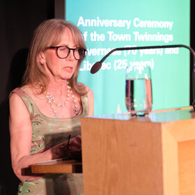 Festakt anlässlich der Jubiläen mit Inverness und Liberec im Augustanasaal. Glynis Campbell-Synclair. Foto: Michael Hochgemuth/Stadt Augsburg.