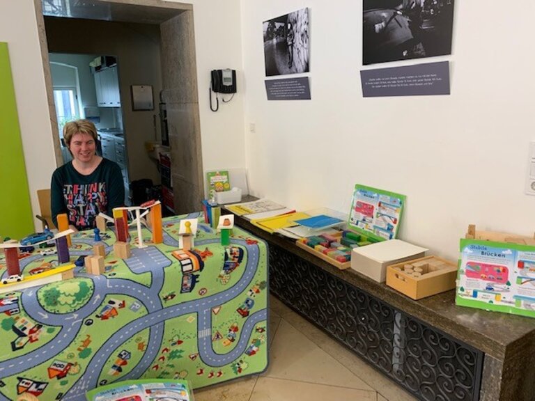 Kita-Leitung Carolin Haering vom St. Albertus KIndergarten Augsburg mit stabilen Baukonstruktionen für Brücken