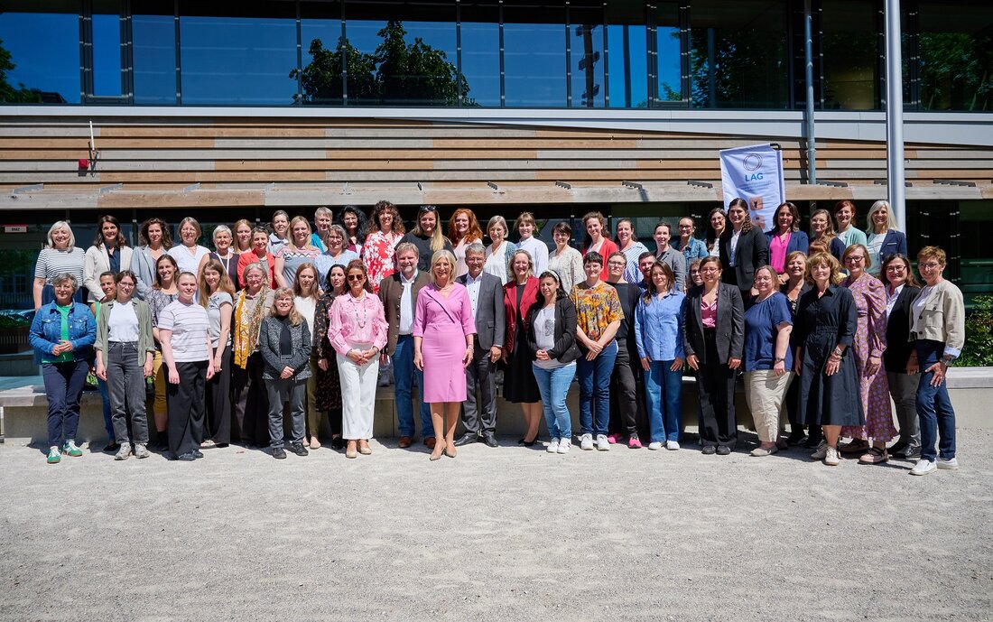 Gruppenbild nach der Jahressitzung der Landesgemeinschaft der bayerischen Gleichstellungsbeauftragten am 14./15.5.25 in Gröbenzell