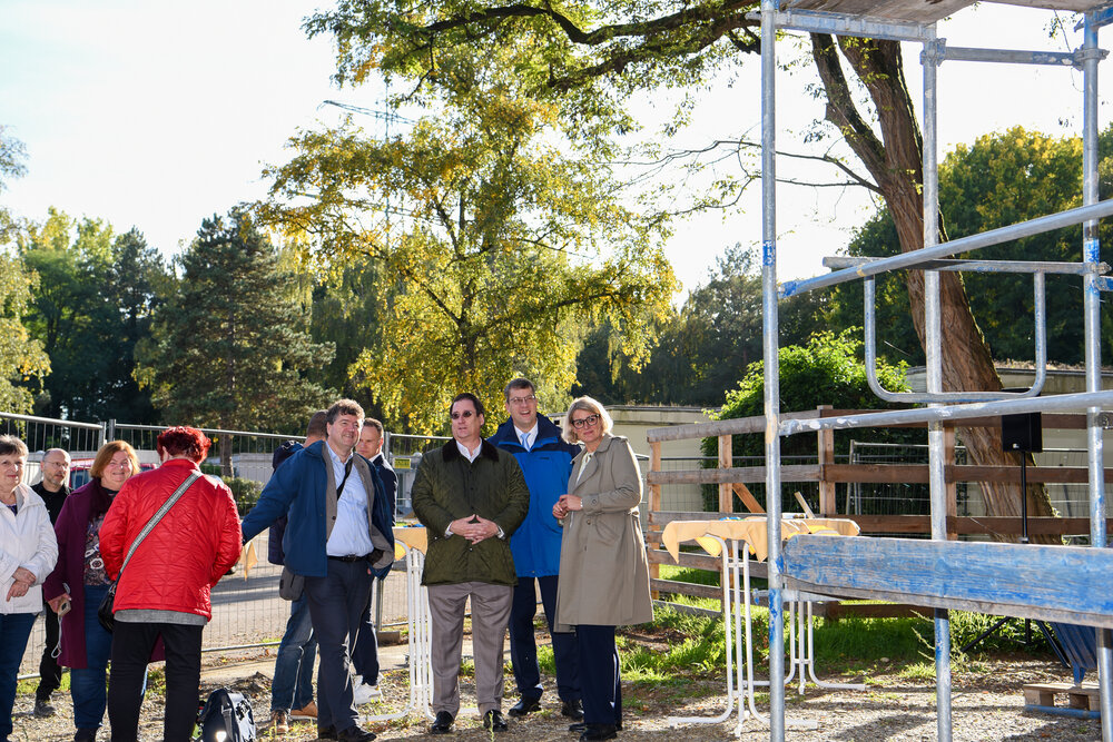 Gruppenbild vor Gerüst