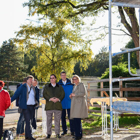 Gruppenbild vor Gerüst