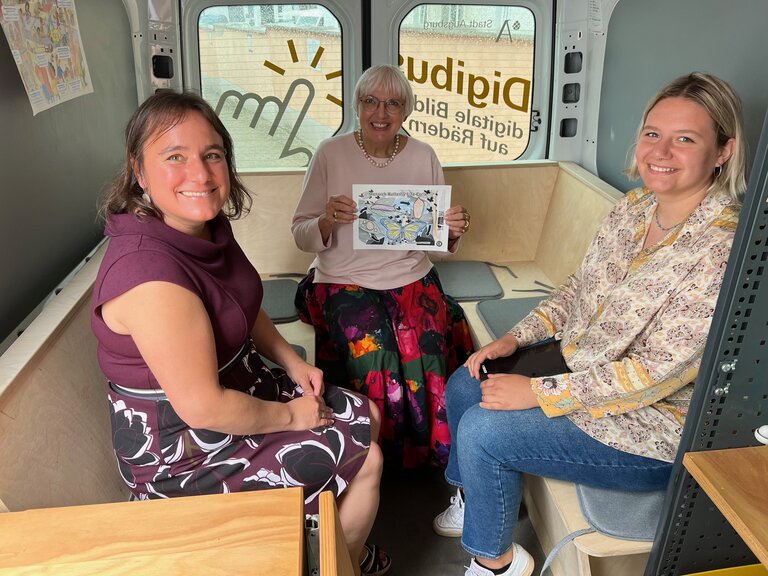 Martina Wild, Claudia Roth und Lena Guggenberger im Digibus