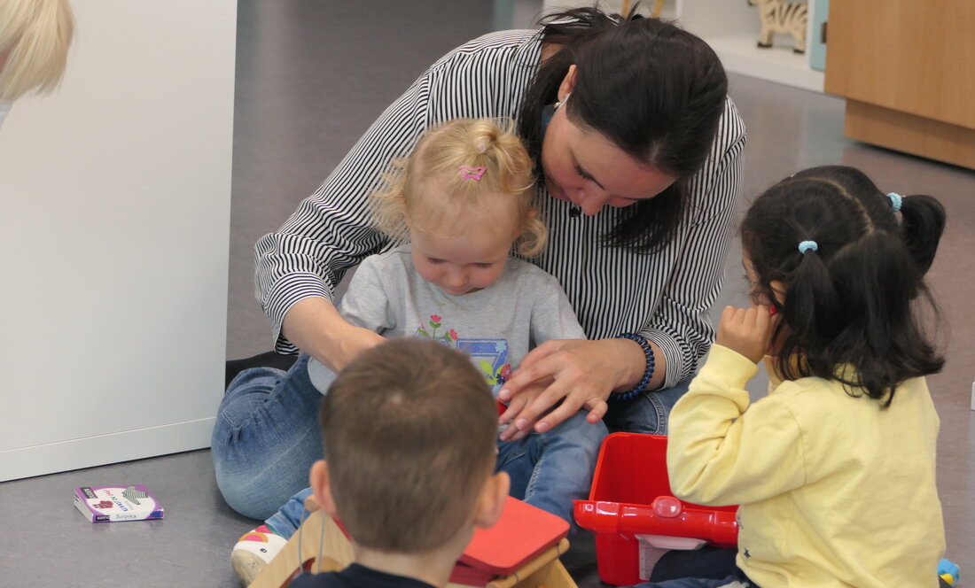 In Interaktion: Erzieherin und Kleinkinder in der städtischen Mini-Kita Wertachstraße