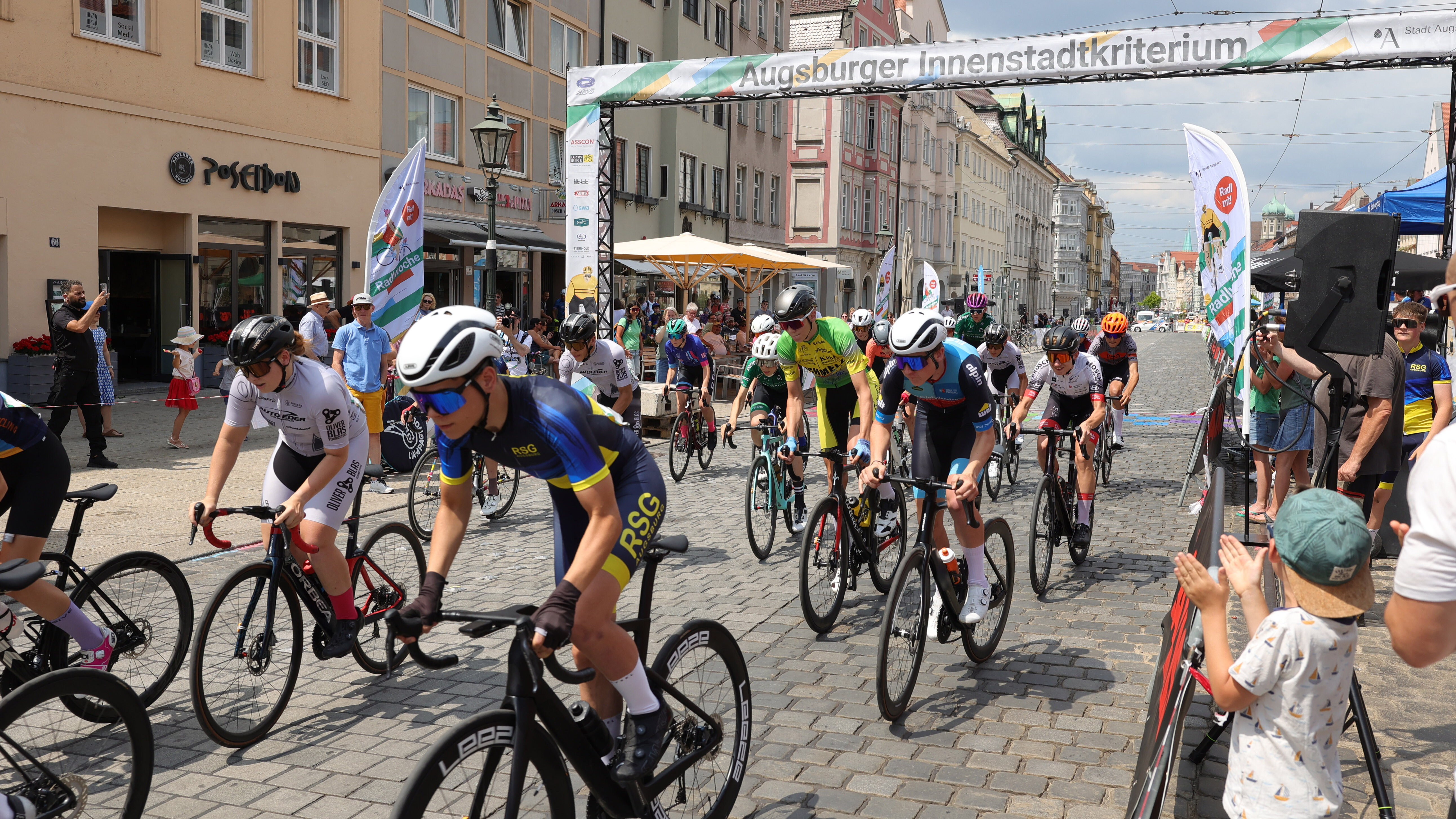 Ein Fahrradrennen startet in der Maximilianstraße