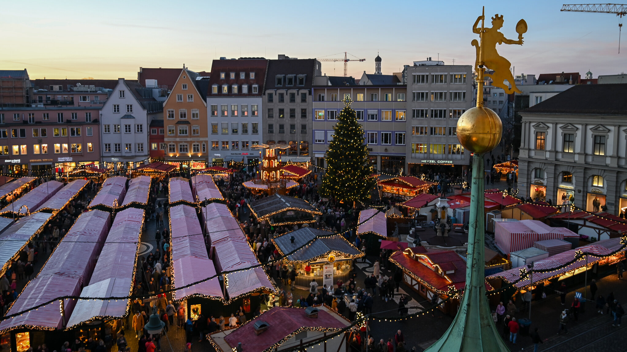 Augsburger Christkindlesmarkt. Fotografiert vom Rathausbalkon mit der Kuppel des Perlachturms im Vordergrund.