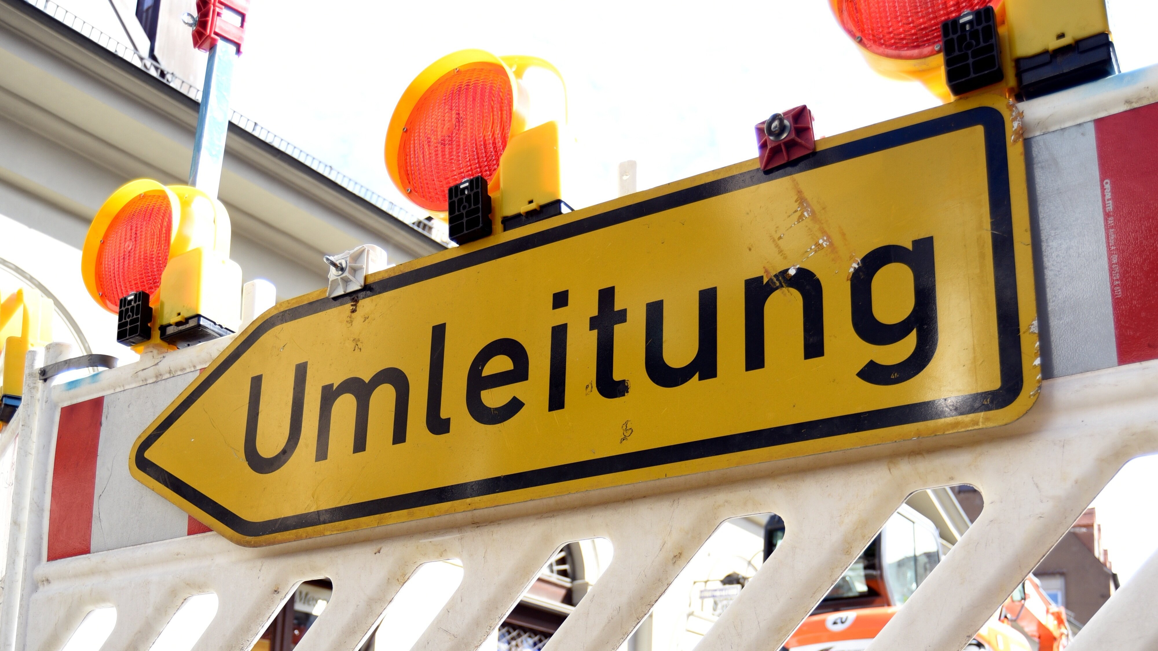 Baustellen-Absperrung mit "Umleitung"-Schild