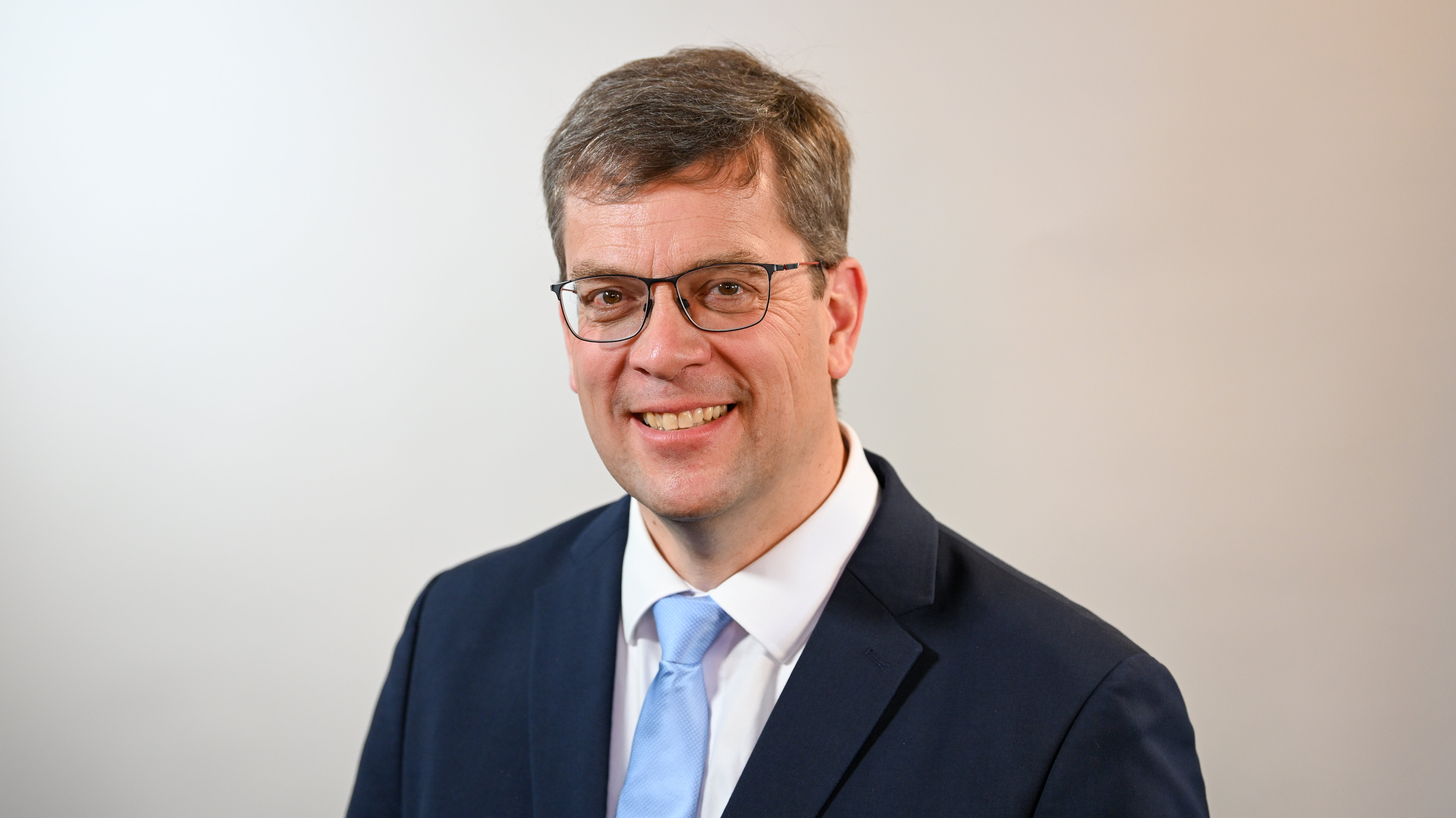 Bürgermeister Bernd Zitzelsberger im dunklen Anzug mit blauer Krawatte